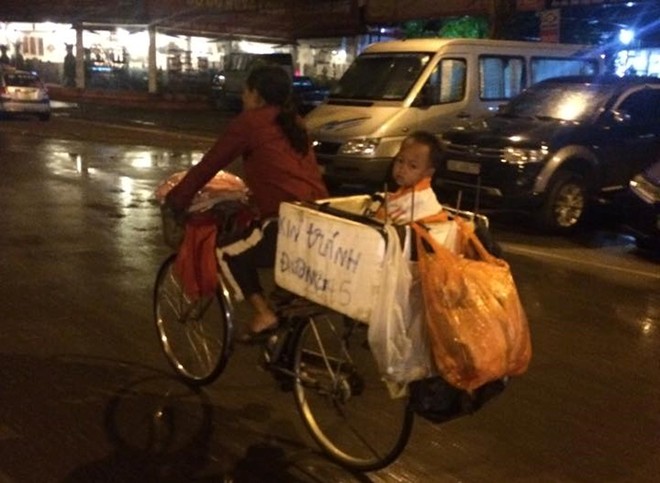 Cô bé được mẹ chở trong thùng xốp xe đạp thu hút dân mạng