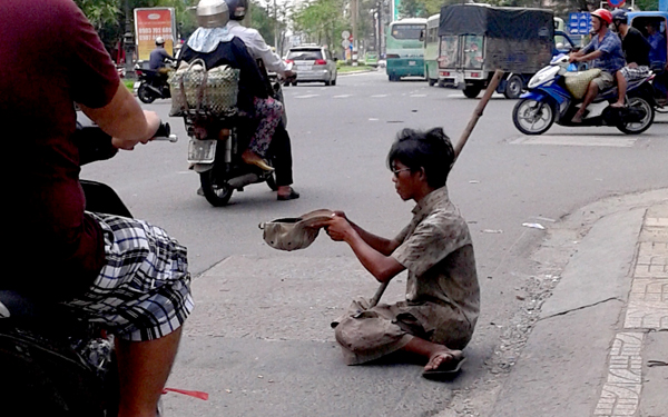 Người ăn xin liên tục tái xuất trên các tuyến đường Sài Gòn