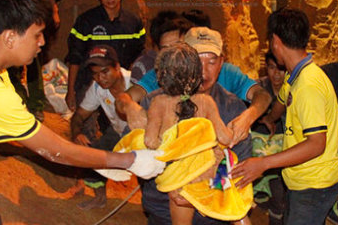 Hàng trăm người giải cứu bé gái 7 tuổi lọt giếng sâu