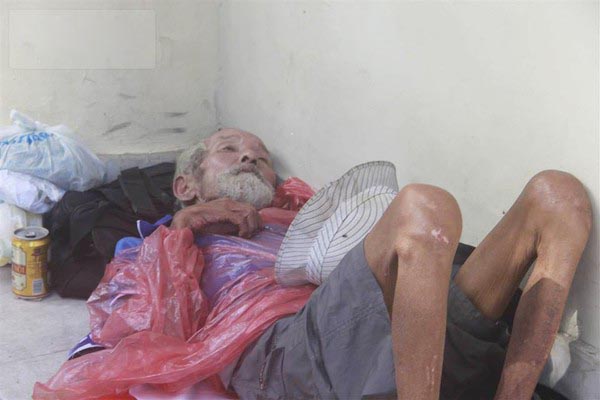 Xót xa cụ già gần 80 tuổi nằm thoi thóp, dầm mưa nắng ở vỉa hè Hà Nội