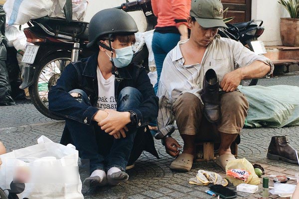 Nhiều bạn trẻ Sài Gòn tìm tới sẻ chia với anh đánh giày và chú chó nhỏ