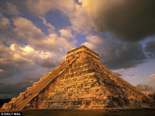 Phát hiện hố thiêng 1.000 tuổi nằm dưới ngôi đền của người Maya