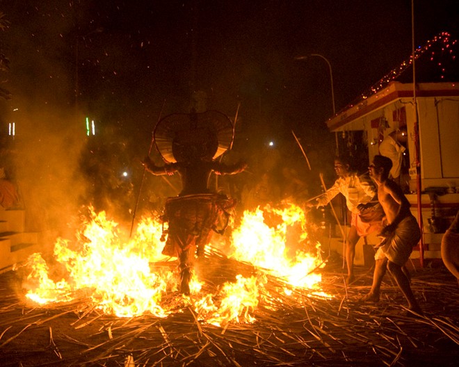 Lễ hội nhảy múa trên lửa ở Ấn Độ
