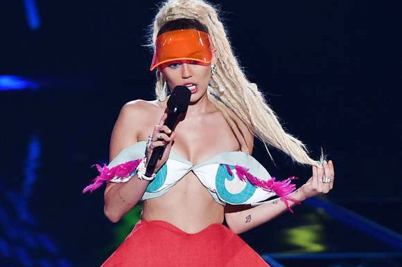 Miley Cyrus, Rita Ora mặc xấu nhất thảm đỏ VMA