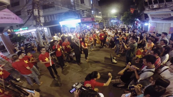 Đầy tự hào clip giới trẻ Hà Nội biểu diễn flashmob Tiến Quân Ca ở phố cổ