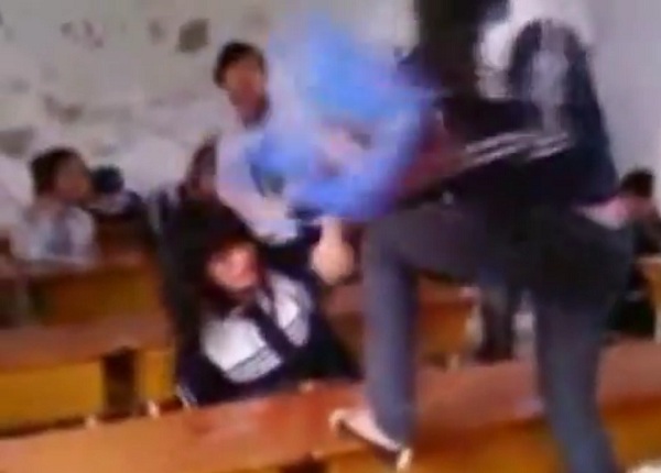 Clip nữ sinh bị đánh túi bụi bằng ghế nhựa