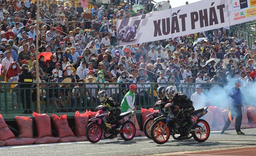 Nghìn người xem đua xe ngày Quốc khánh ở Cần Thơ