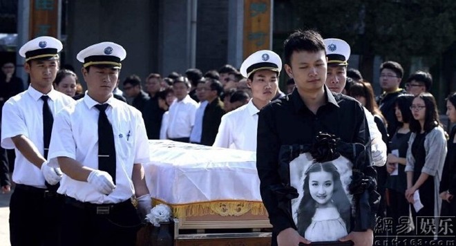 Đám tang của nữ diễn viên bị đạo diễn đàn anh cưỡng hiếp