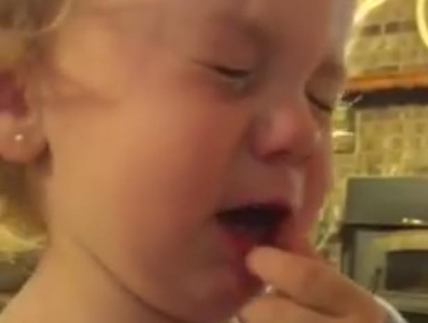 Bé gái 2 tuổi khóc mếu siêu dễ thương khi bị bố “cấm” có người yêu