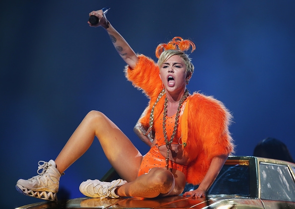 Miley Cyrus ngày càng lập dị sau khi thất tình