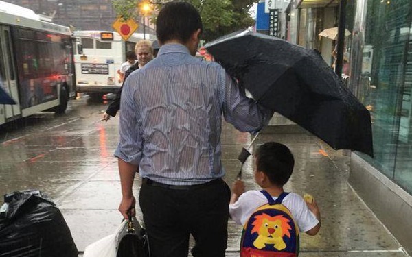 Bức ảnh bố chịu mưa nhường cả ô cho con khiến hàng ngàn trái tim tan chảy
