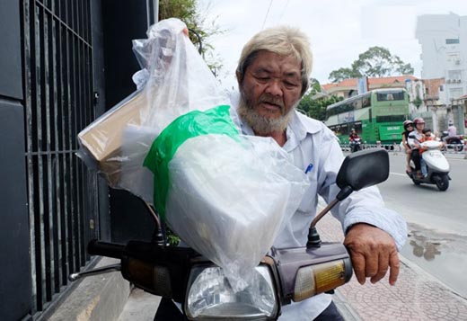 Chuyện thú vị về cụ ông 73 tuổi làm nghề shipper ở Sài Gòn