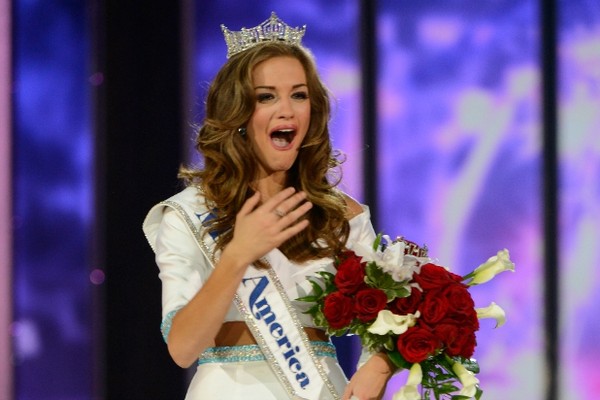Tân Hoa hậu Mỹ xúc động nghẹn ngào trong khoảnh khắc đăng quang