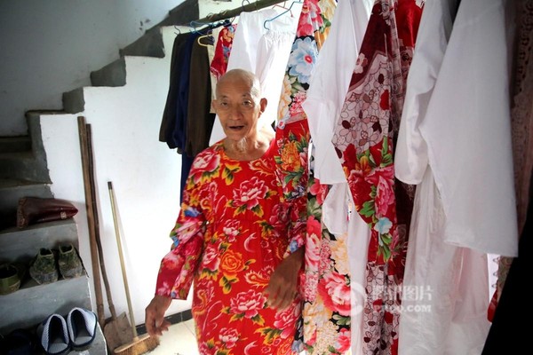 Cụ ông 80 tuổi thích mặc váy gây sốt với gu thời trang khác người