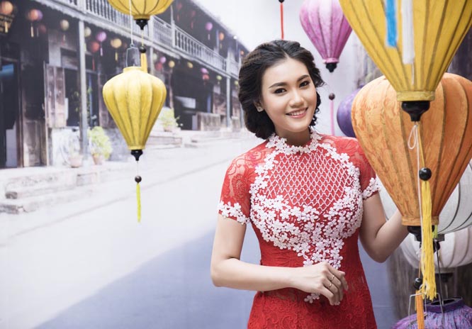 Người đẹp xuống phố đón trung thu với áo dài cách tân Tommy Nguyễn