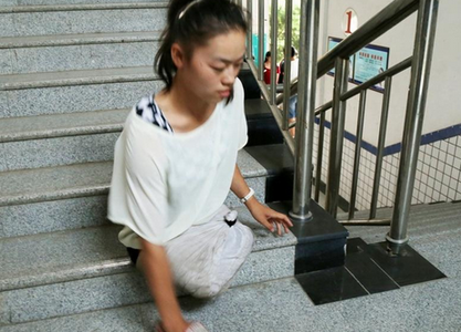Cô nữ sinh mồ côi cụt cả 2 chân trở thành hiện tượng mạng xã hội Trung Quốc