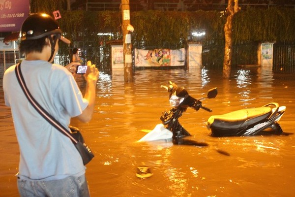 Những hình ảnh bi hài ngày mưa ngập ở Sài Gòn