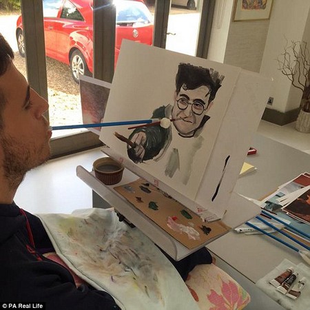 Chàng trai bại liệt vẽ tranh tuyệt đẹp bằng miệng