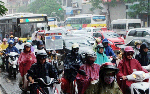 Tắc đường kinh hoàng ở Hà Nội vì mưa lớn