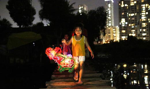 Phía sau những cao ốc tráng lệ ở Sài Gòn, là một trung thu thật khác của "xóm không đèn"