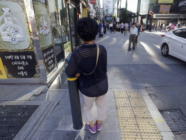 Một góc tối xứ Hàn: Khi những cụ bà 70 tuổi phải ra đường bán dâm