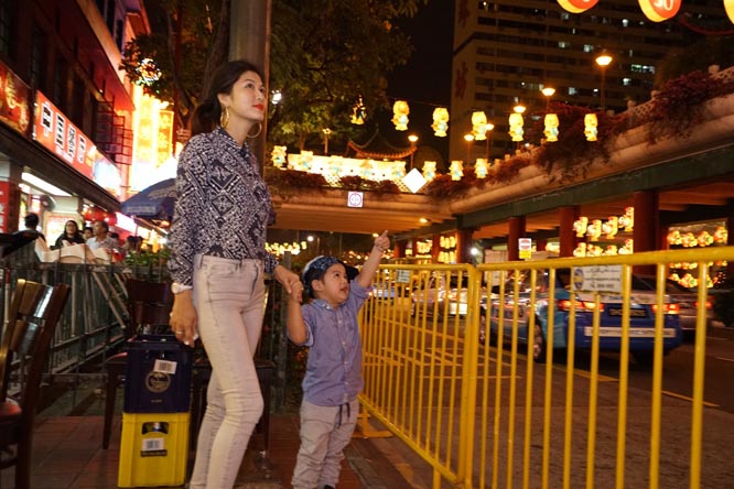 Oanh Yến cùng con trai đón trung thu tại quốc đảo Singapore
