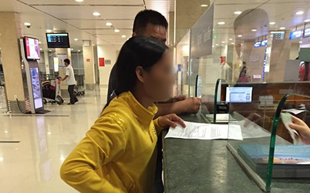 Người phụ nữ vừa mất mẹ và hành động ấm áp của nhân viên sân bay