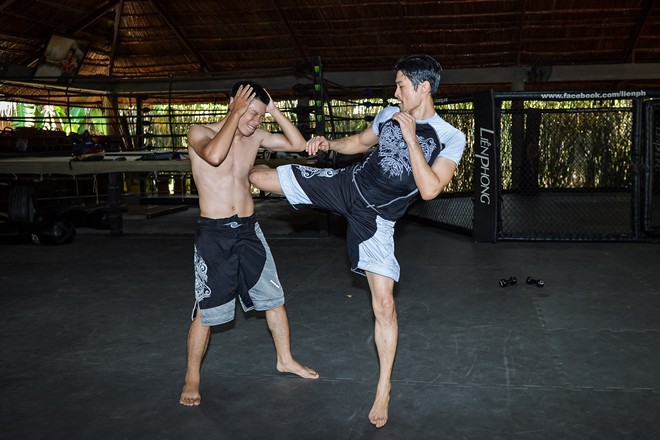 Johnny Trí Nguyễn đấu võ với học trò