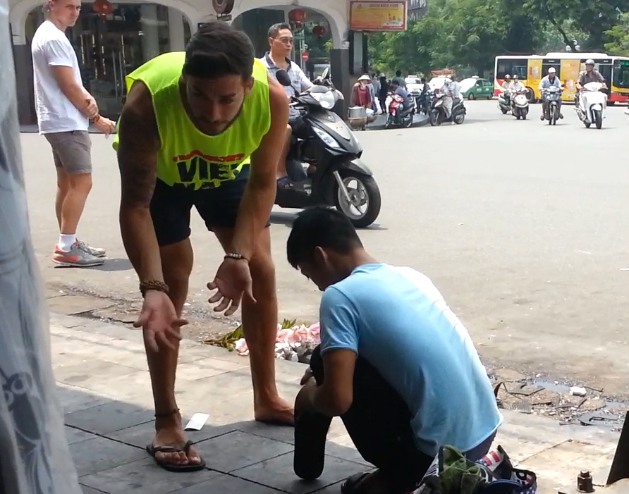 Đội quân đánh giày kiểu trấn lột ở phố cổ Hà Nội
