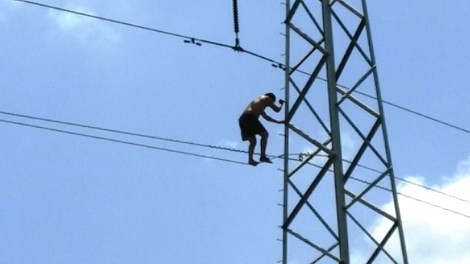 Thanh niên nghi 'ngáo đá' trèo lên cột điện cao thế