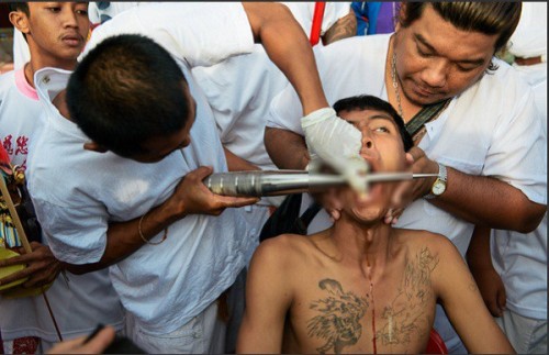 Tháng 10, sang Phuket xem người Thái "hành xác" rùng rợn