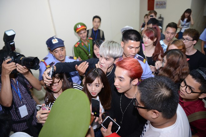 Sơn Tùng M-TP bị fan đeo bám sau đêm nhạc ở Hà Nội