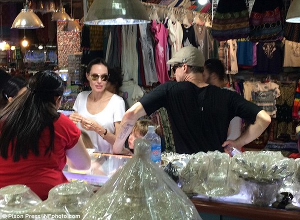 Angelina Jolie - Brad Pitt giản dị đi chợ quê ở Campuchia