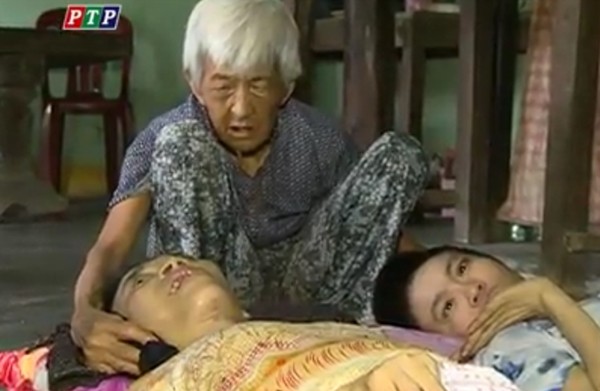 Mẹ già 90 tuổi lưng còng chăm sóc hai con gái bại liệt gây xúc động mạnh