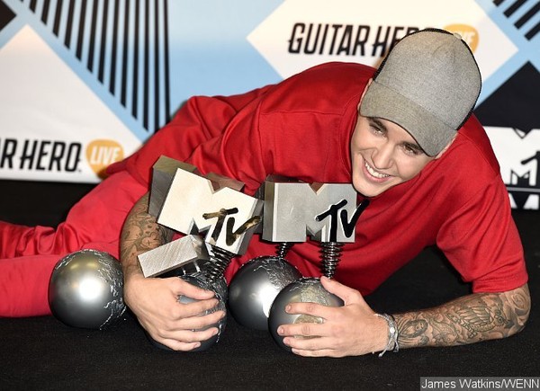 Justin Bieber vừa trở lại đã thống trị EMAs 2015