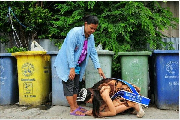 Hoa hậu chuyển giới Thái Lan quỳ lạy trước vựa ve chai của mẹ sau khi đăng quang