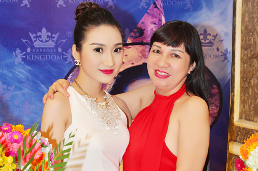 Cao Mỹ Kim rạng ngời bên mẹ trong tiệc sinh nhật