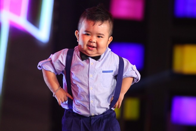Ku Tin khuấy động sân khấu với màn nhảy Gangnam Style