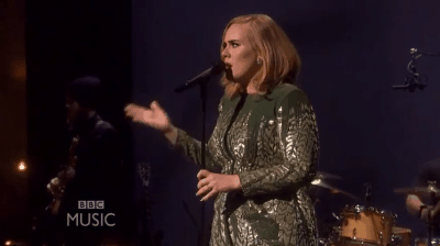 Một phút biểu diễn live "Hello" lần đầu tiên của Adele làm fan "chết ngất"