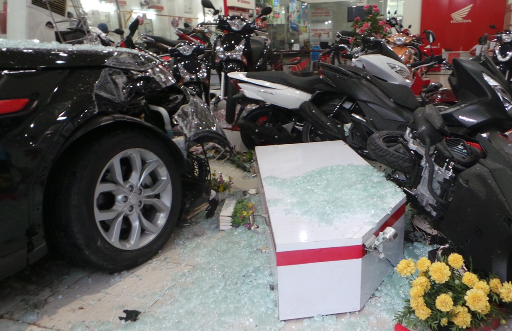 Ô tô đâm 4 xe máy, lao vào cửa hàng khiến nhiều người bị thương