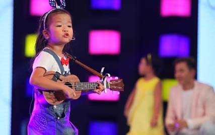 Bé gái 5 tuổi vừa chơi ukulele vừa hát