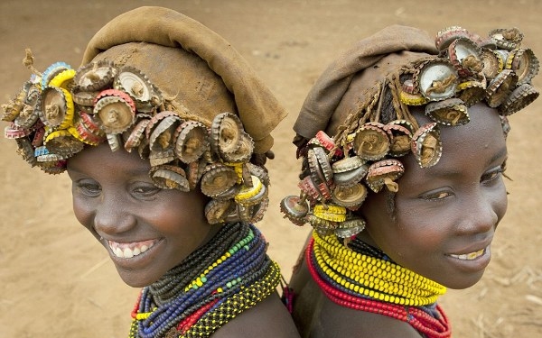 Bộ lạc Châu Phi với phong cách thời trang "đồng nát" kỳ lạ