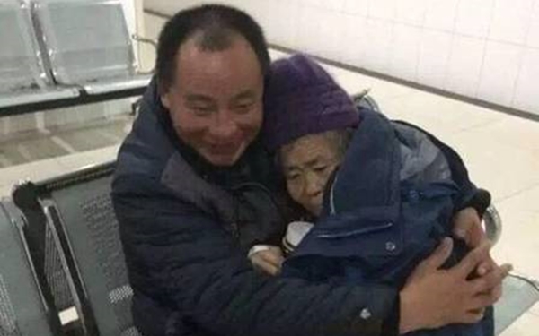 Bức ảnh con trai ủ ấm cho mẹ già gây bão mạng xã hội Trung Quốc