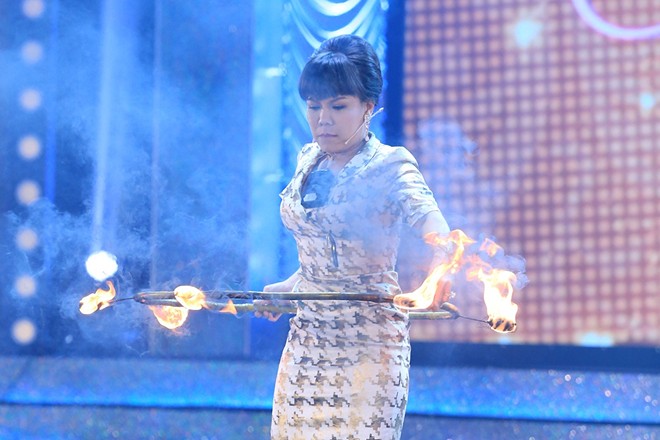 Việt Hương lắc vòng lửa trên sân khấu