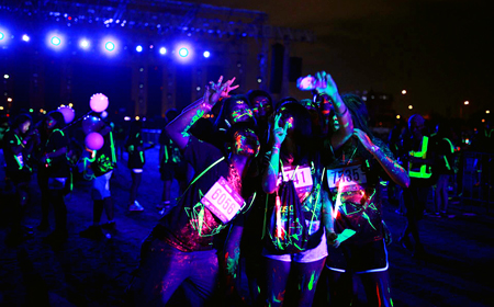 Hàng nghìn bạn trẻ Sài Gòn "phát sáng rực rỡ" trong đêm chạy bộ Prisma