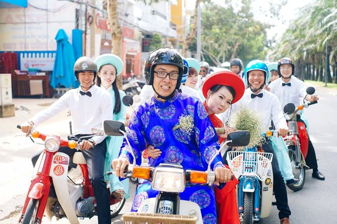 Màn rước dâu bằng xe Cub độc đáo trên đường phố Sài Gòn