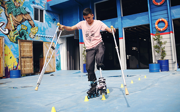 Chàng trai khuyết tật ở Sài Gòn trượt patin điêu luyện cùng đôi nạng gỗ
