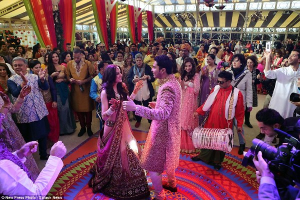 Choáng ngợp đám cưới trị giá hơn 400 tỷ đồng của thiếu gia Ấn Độ
