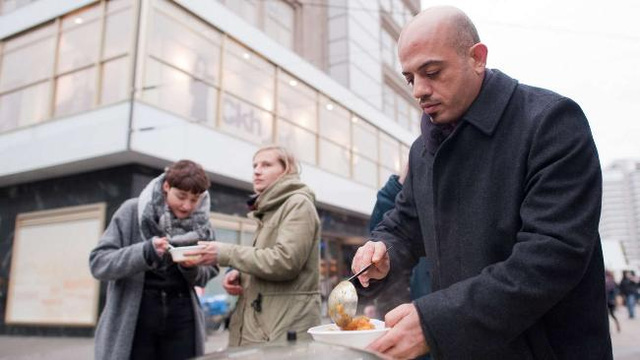 Người tị nạn Syria nấu ăn cho dân vô gia cư Berlin