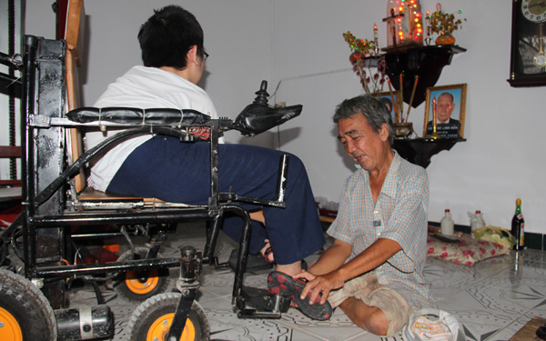 Cuộc sống yên bình của hai cha con bị bại liệt